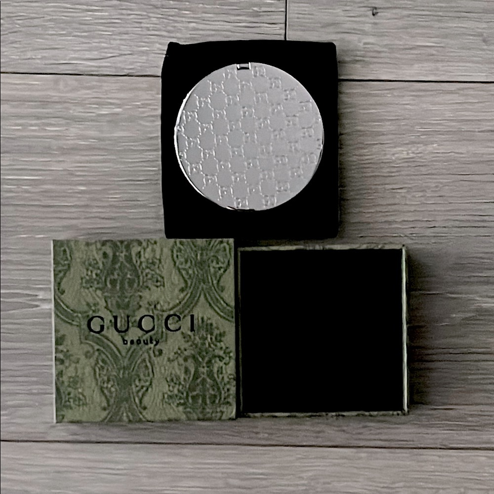 New In Box Gucci Beauty Silver Mirror with Velvet Pouch and Box